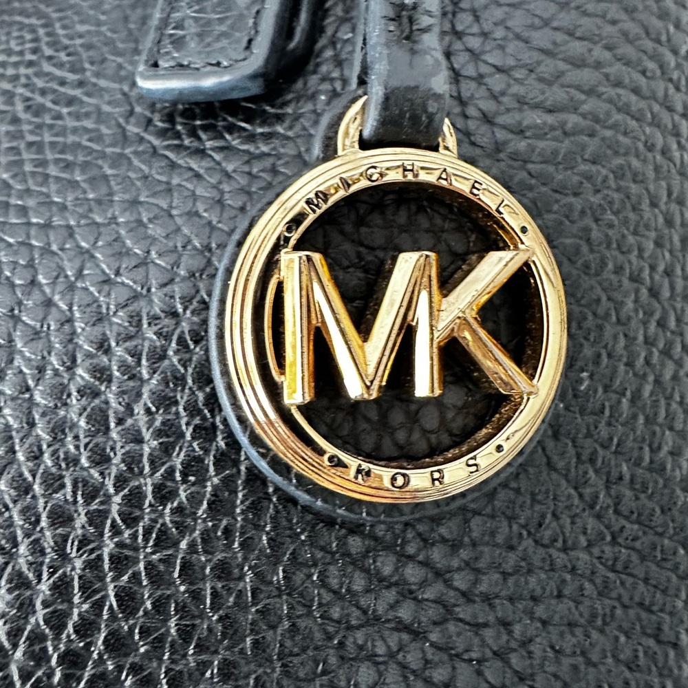 904. MICHAEL KORS mini tote bucket bag black. - Picture 7 of 9
